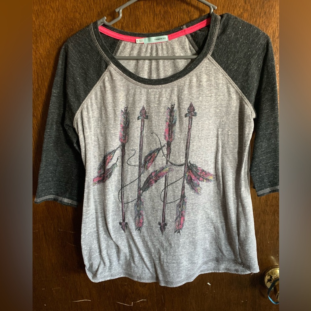 Short sleeve shirt made by Maurices size small feather print on front
